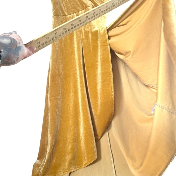 NWT Lucy Paris Women’s Velvet Wrap Dress Gold Flowy Sleeves Size M (No Belt) - Picture 10 of 14
